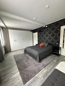 una camera con un grande letto e un tappeto di Arctic Corner Apartment with Jacuzzi a Rovaniemi