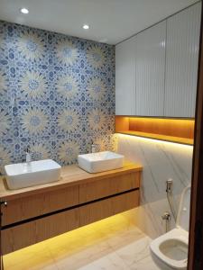 a bathroom with two sinks and a toilet at Maison Traditionnelle à 10mnt de la plage in Agadir