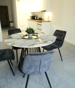 Galeriebild der Unterkunft Złote Sady Apartamenty na Mazurach z widokiem na jezioro in Mikołajki