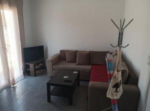 Una sala de estar con un sofá y una mesa de café. en Wooden Home, en Ermioni