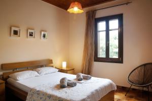 a bedroom with a bed with two towels on it at Lemon Tree House in Chorto