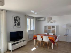 Μια τηλεόραση ή/και κέντρο ψυχαγωγίας στο VUE MER - Appartement T2