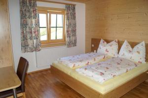 A bed or beds in a room at Ferienhaus Hochfelner