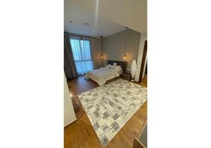 Postel nebo postele na pokoji v ubytování Furnished Apartment in Mall Of Arabia Towers , AEON Compound + 27 fotografií
