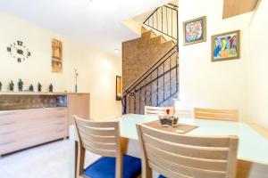 Posezení v ubytování Illa Sistach Rentals: Casa con piscina comunitaria