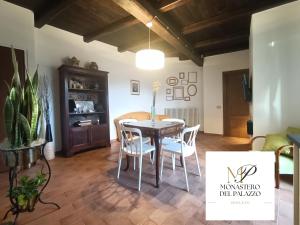 a dining room with a table and chairs at Monastero Del Palazzo Casa Vacanze in Spoleto