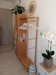 a room with a wooden book shelf and plants at La parenthèse in Béthisy-Saint-Pierre