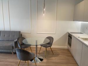 Kuchyň nebo kuchyňský kout v ubytování Platinum Towers Hotel Apartments