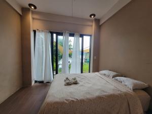 En eller flere senge i et værelse på Restaurante y Hostal Romayor