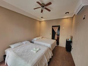 En eller flere senge i et værelse på Restaurante y Hostal Romayor