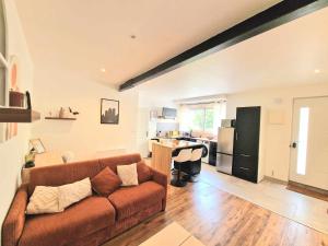 ロデーズにある# AU RUE DU GAZ - Cosy & confort proche Rodez centreのソファとキッチンのあるリビングルーム +6枚の写真