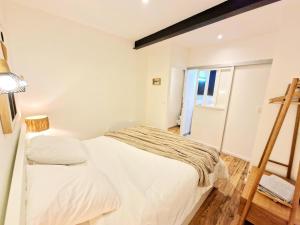 ロデーズにある# AU RUE DU GAZ - Cosy & confort proche Rodez centreの白い小さなベッドルーム(ベッド1台、窓付)