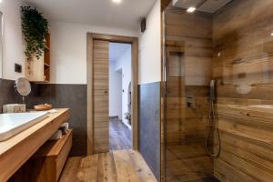 a bathroom with a shower and a sink at Appartamento EDELWEISS in Baselga di Pinè