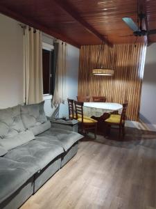 a living room with a couch and a table at Sitio maravilharara in Miguel Pereira +36 photos
