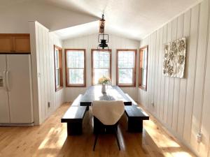 jadalnia ze stołem i krzesłem w obiekcie Stunning All-Seasons Muskoka Lakefront Cottage w mieście Huntsville