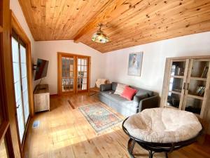 salon z kanapą i stołem w obiekcie Stunning All-Seasons Muskoka Lakefront Cottage w mieście Huntsville