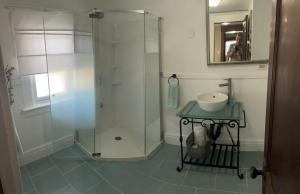 Bilik mandi di Exceptionally Close to the Falls Amazing Location & Complimentary Breakfast Delivered Daily to the Rental