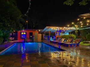 Бассейн в Windmill Hostal или поблизости
