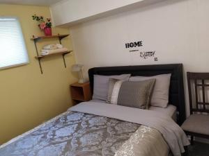 une chambre avec un lit et un panneau indiquant « déplacer » dans l'établissement Cozy basement apartment in the heart of Oakville, à Oakville