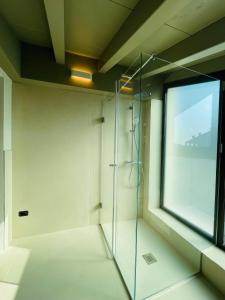 a glass shower in a bathroom with a window at Case Vacanza Valpolicella in San Pietro in Cariano +91 photos