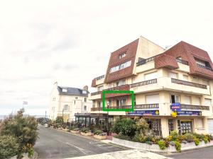 a building on the side of a street at Appartement vue mer et plage Saint-Aubin-Sur-Mer Normandie in Saint-Aubin-sur-Mer