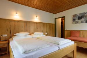Postel nebo postele na pokoji v ubytování Hotel Landhaus Ausswinkl + 37 fotografií