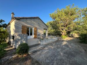Maison calme au cœur de la Sainte Baume في سانت ماكسيمين-لا-سانت-بوم: منزل صغير مع شرفة