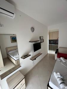 TV a/nebo společenská místnost v ubytování Al Mare Apartments