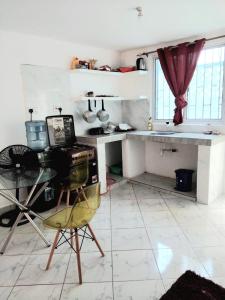 cocina con escritorio y mesa con ordenador portátil en Along Mombasa-malindi highway, en Mtwapa