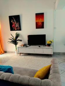 Una sala de estar con un sofá y un televisor de pantalla plana. en Along Mombasa-malindi highway, en Mtwapa