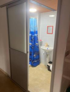a bathroom with a shower curtain and a sink at Apartamento campestre 101 in Ibagué