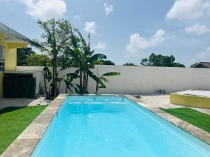 a swimming pool in the backyard of a house at Bon Bini Kokolishi in Willemstad