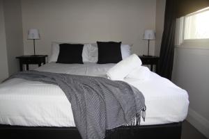 Voodi või voodid majutusasutuse Victoria Street Apartments toas