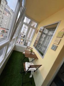 ルーゴにあるLa casa de Elena con terraza en el centroの椅子2脚とテーブル1台と窓のある部屋