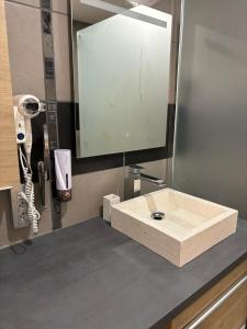 een badkamer met een wastafel en een haardroger bij Gîte Eden classer 3 étoiles in Colmar +19 foto's