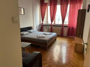 Ένα ή περισσότερα κρεβάτια σε δωμάτιο στο Centrum Apartment Ve Smečkách