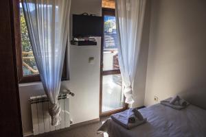 Postel nebo postele na pokoji v ubytování Trigrad Hotel