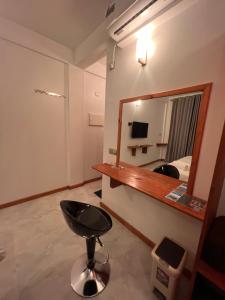 TV a/nebo společenská místnost v ubytování Rihiveli Residence Thoddoo