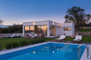 Bazén v ubytovaní Luxury Villa Luminosa alebo v jeho blízkosti