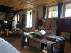 un salon avec une table basse et un canapé dans l'établissement Historisches Schwarzwaldhaus, à Todtnau