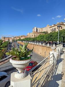una planta en un jarrón sentado en un balcón en B&B Le 4 Stagioni, en Agrigento