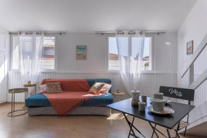 O zonă de relaxare la Studio André - Palais & plage, clim