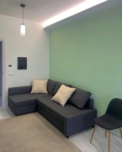 ミラッツォにあるMilazzo Blu Fronte Spiaggia, Vista Eolie Verdeのソファと椅子のあるリビングルーム