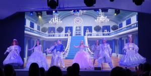 Eine Gruppe von Frauen in Kleidern auf einer Bühne in der Unterkunft Oxley Retreat, West Sands, Seal Bay Resort in Selsey
