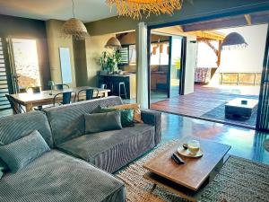 Ruang duduk di Villa Les Songes Bleus, sa piscine, son Spa et sa vue sur l'Océan Indien