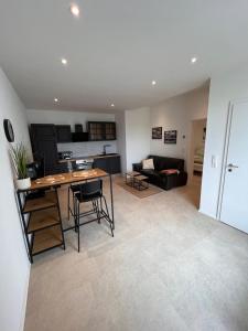 una cucina e un soggiorno con tavolo e sedie di Ferienwohnung Kunterbunt a Messkirch