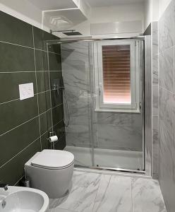 ミラッツォにあるMilazzo Blu Fronte Spiaggia, Vista Eolie Verdeのシャワー、トイレ、洗面台を備えたバスルーム