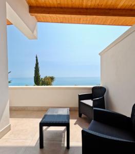 un soggiorno con vista sull'oceano di Casa sul Mare a Agrigento