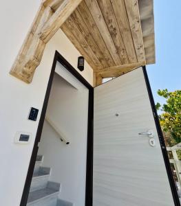 una porta per un garage con soffitto in legno di Casa sul Mare a Agrigento Altre 37 foto