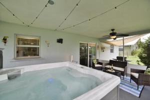 a large bath tub in a living room at The Purple Palm House in Sebring